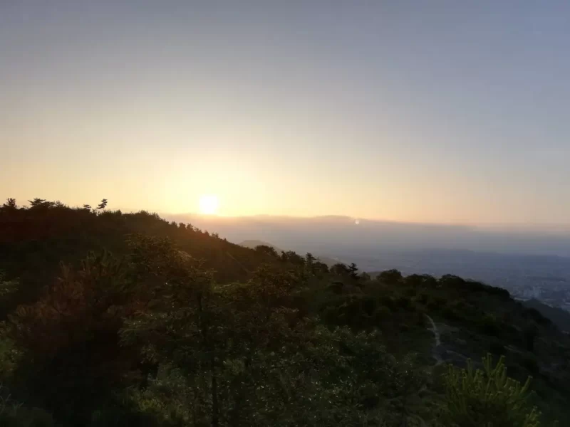 山頂の日の出の写真