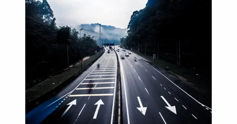 双方向の道路の写真